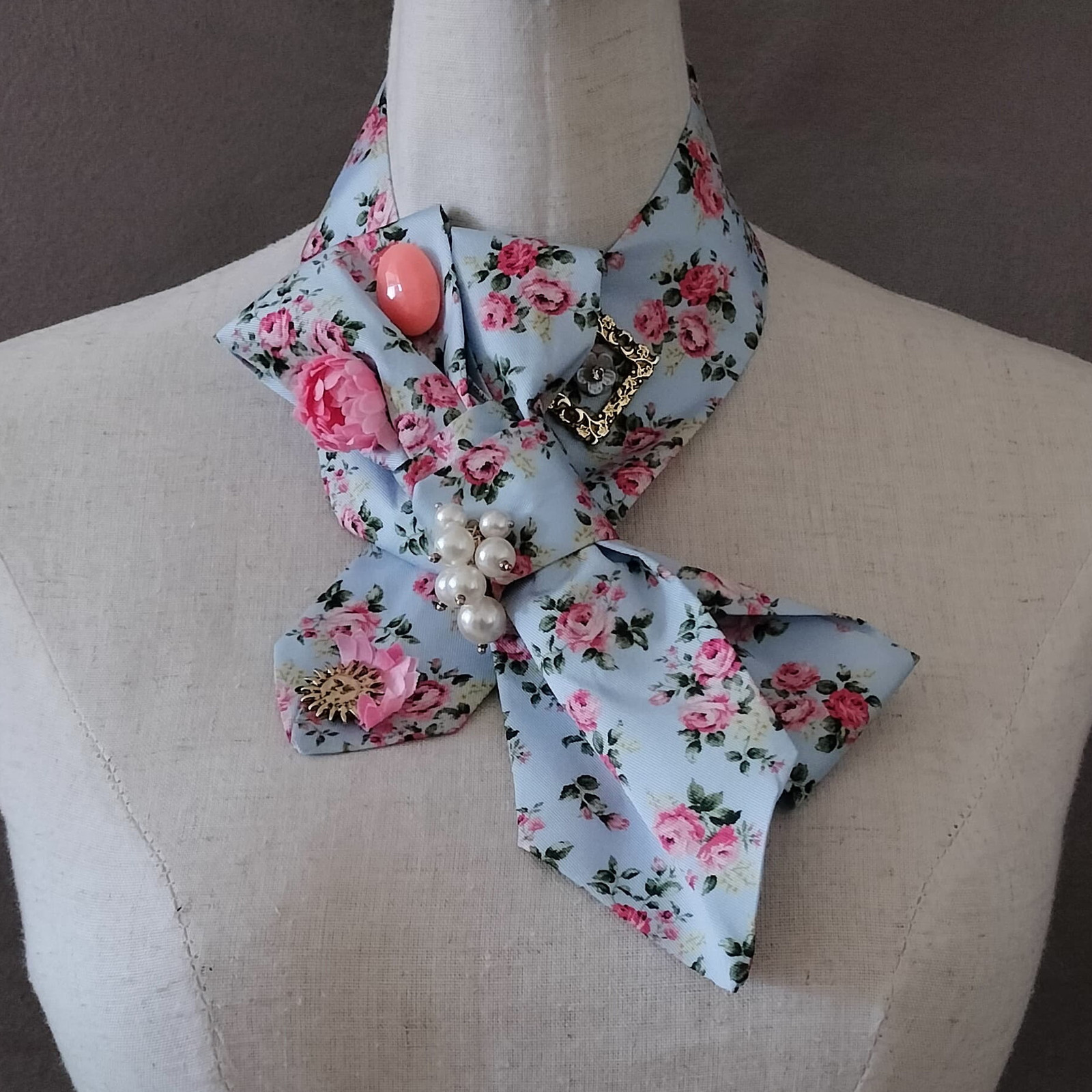 Cravatta Gioiello SILSORÍ: Azzurro Rose, Perle & Fiocco