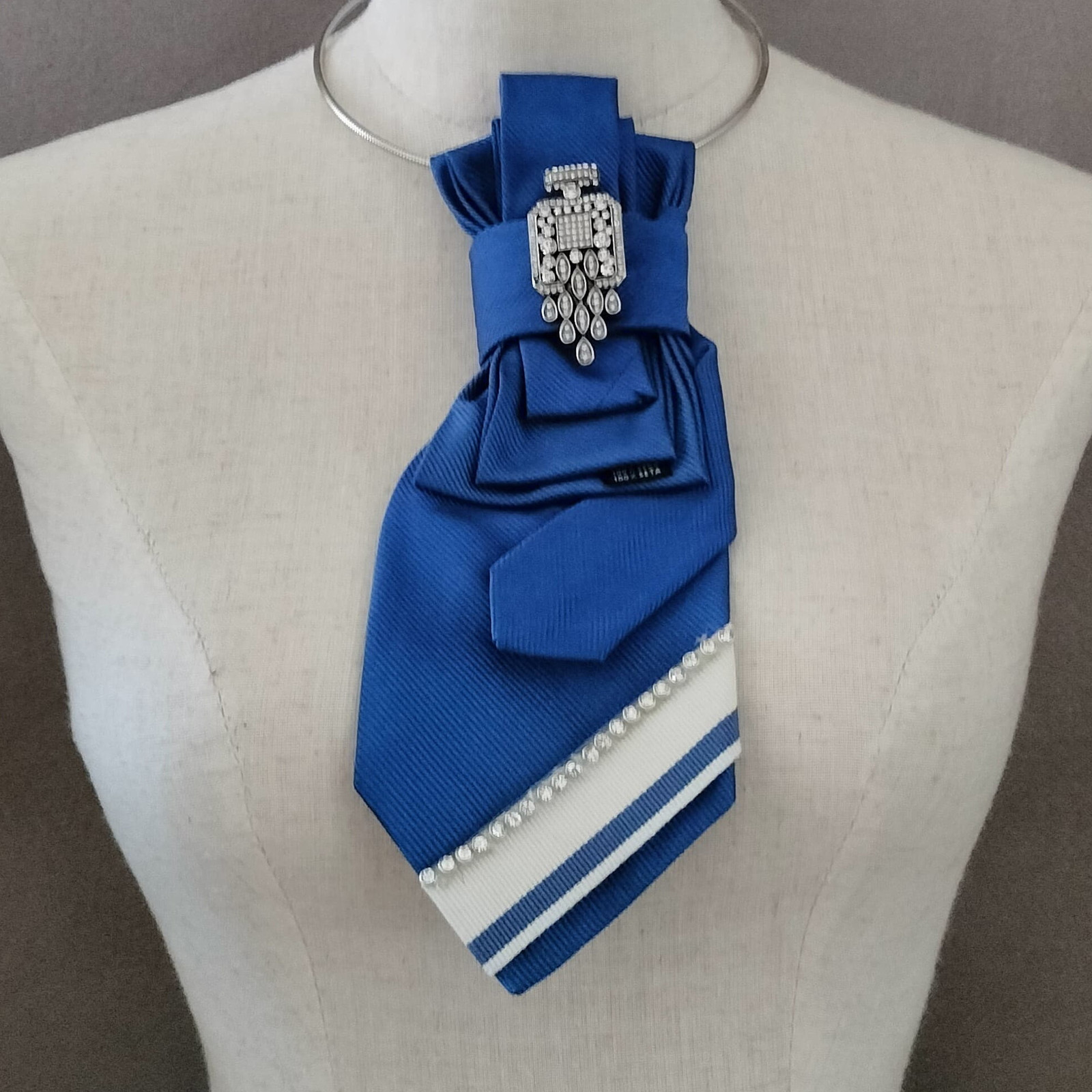 Cravatta Gioiello SILSORÍ: Blu Elettrico & Spilla di Cristalli