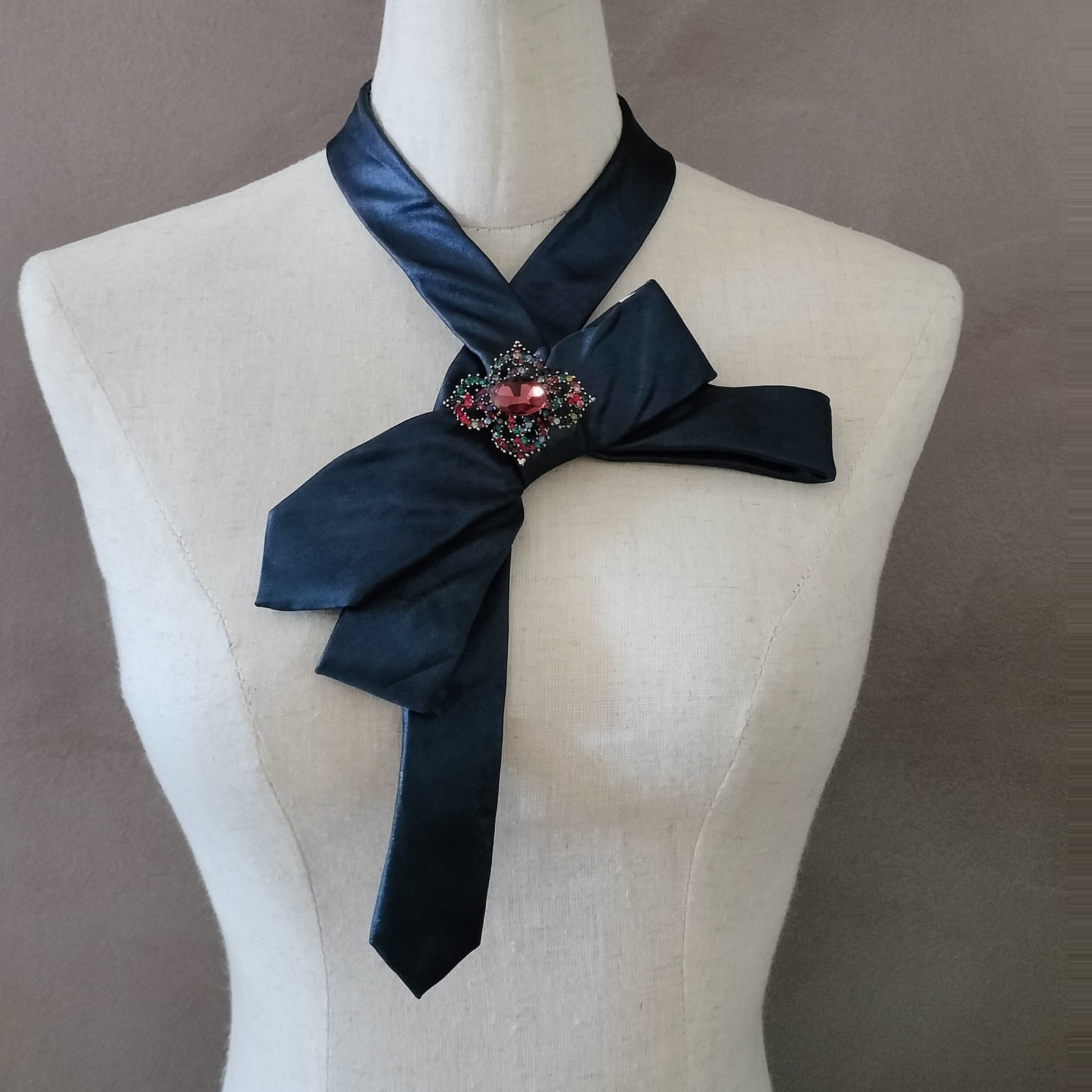 Cravatta Gioiello SILSORÍ: Fiocco Satin Blu & Cristalli