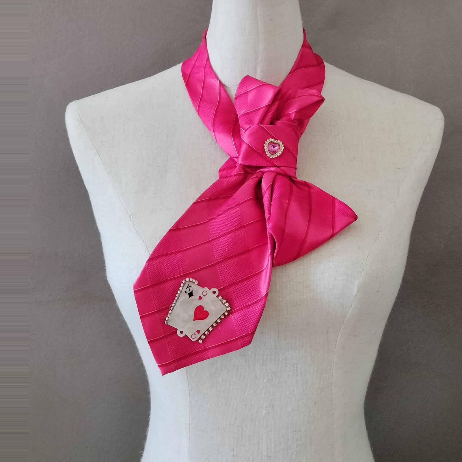 Cravatta Gioiello SILSORÍ: Fucsia Satin & Carta da Gioco