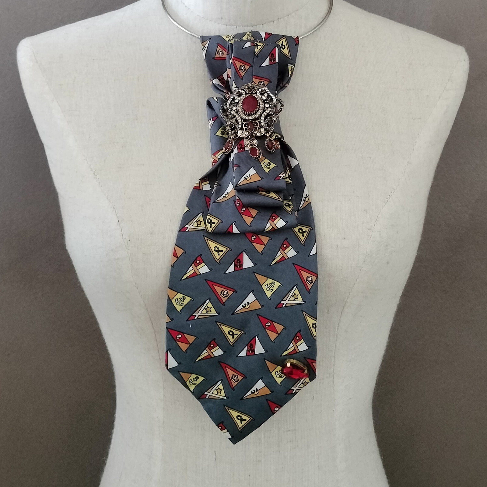 Cravatta Gioiello SILSORÍ: Grigio Nautico & Spilla Rossa