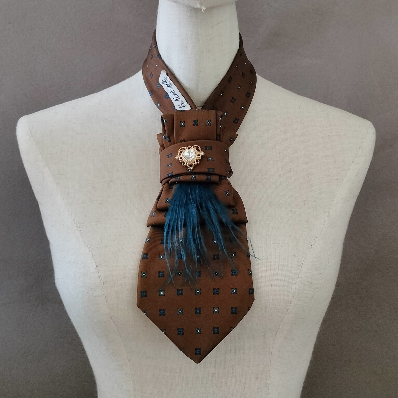 Cravatta Gioiello SILSORÍ: Marrone Microfantasia & Piuma Blu