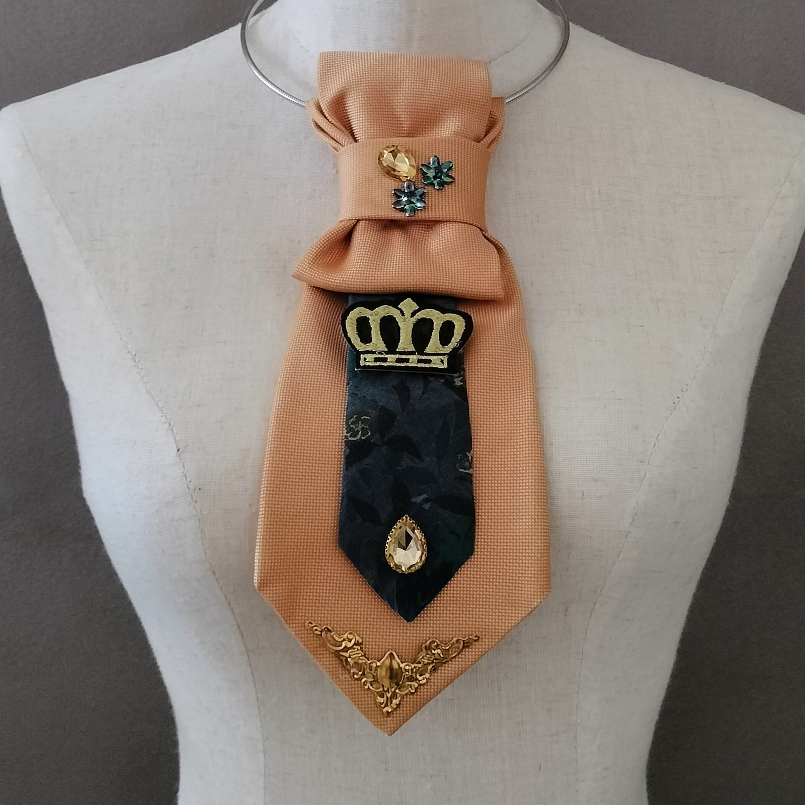 Cravatta Gioiello SILSORÍ: Pesca, Corona Oro & Velluto Nero