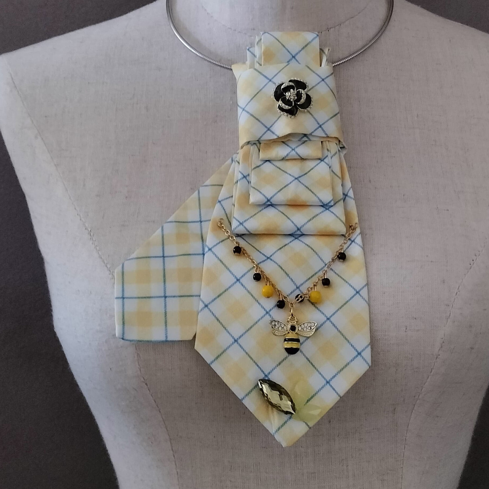 Cravatta Gioiello SILSORÍ: Quadretti Giallo Azzurro & Ape
