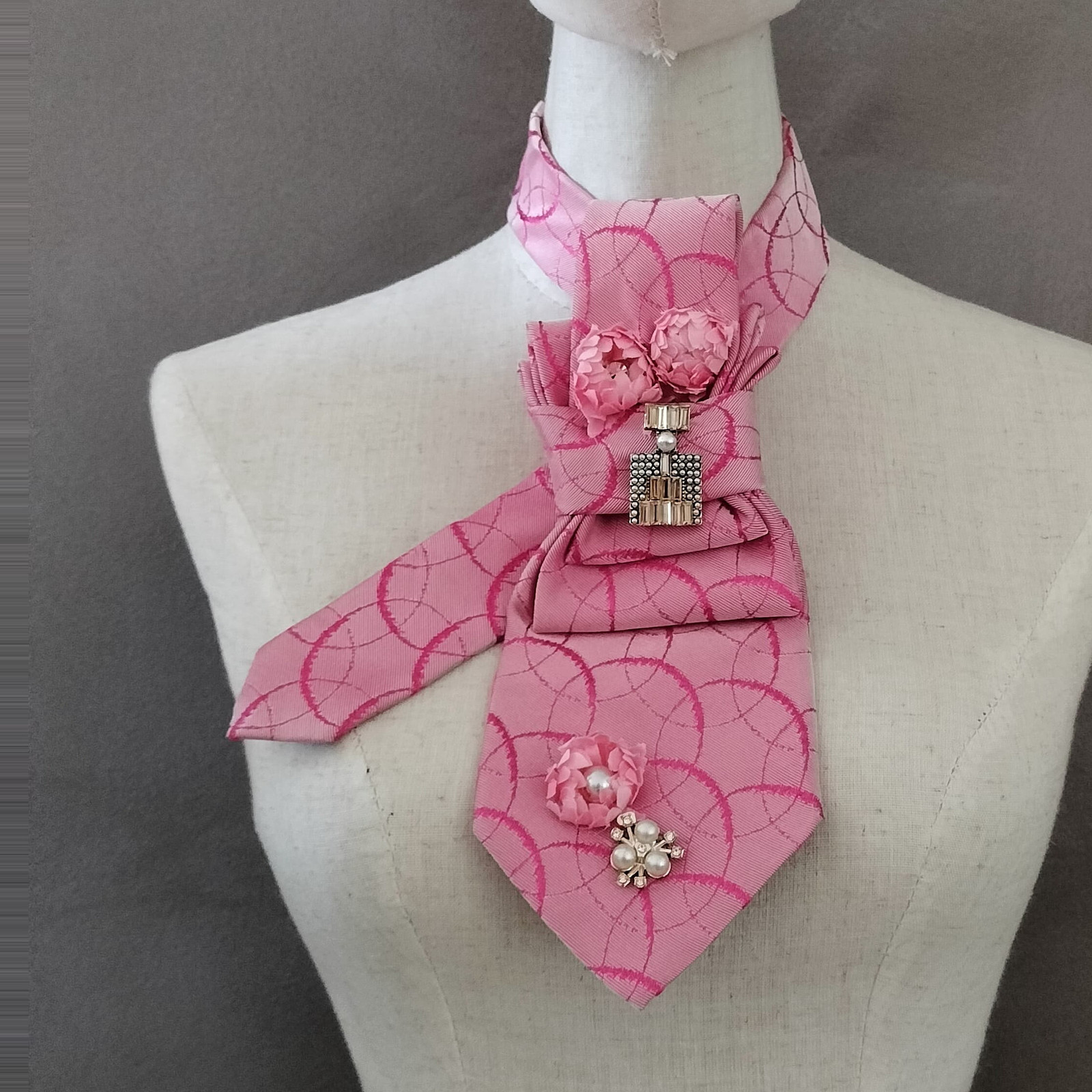 Cravatta Gioiello SILSORÍ: Rosa Cerchi, Roselline & Perle
