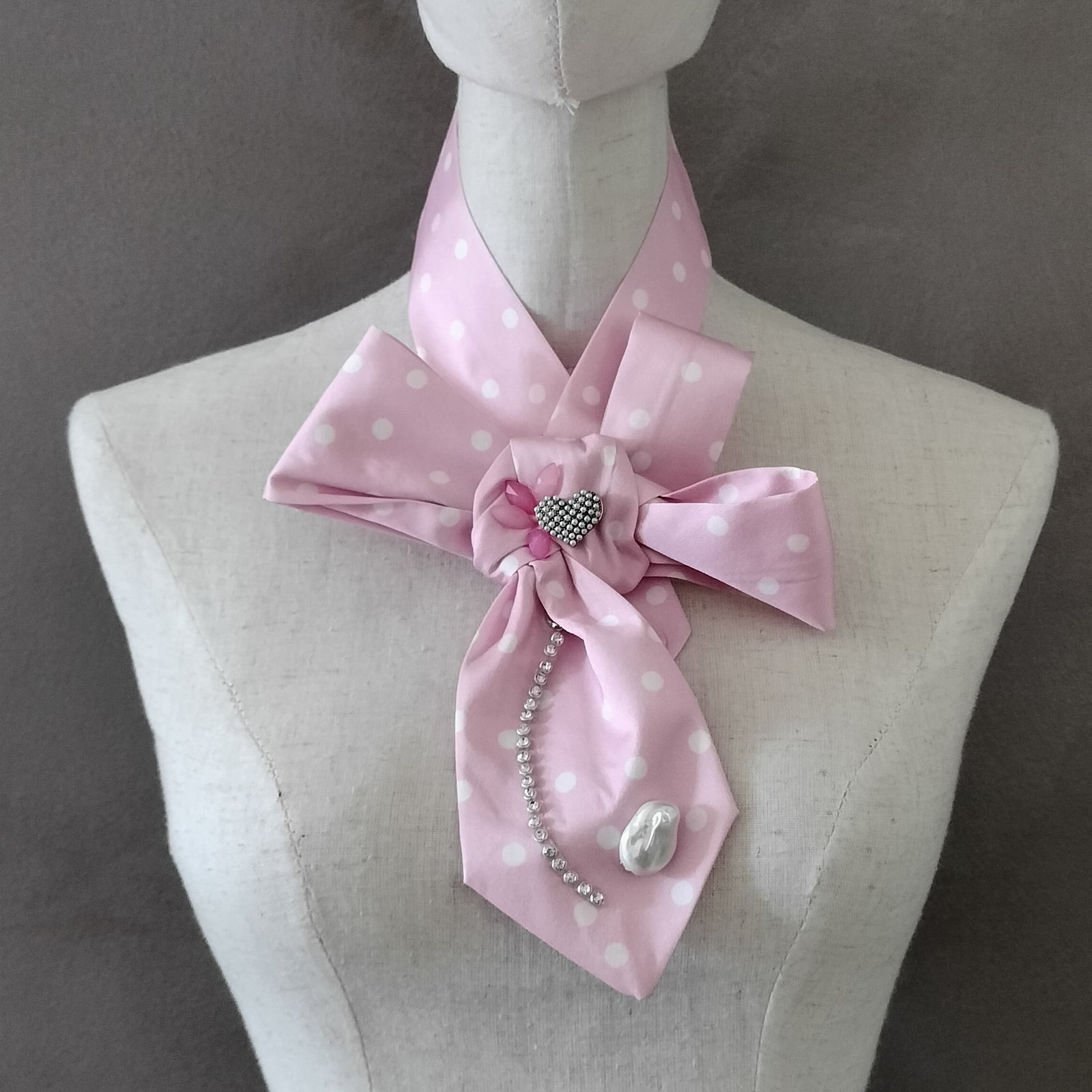 Cravatta Gioiello SILSORÍ: Rosa Pois Bianchi & Fiocco Perla