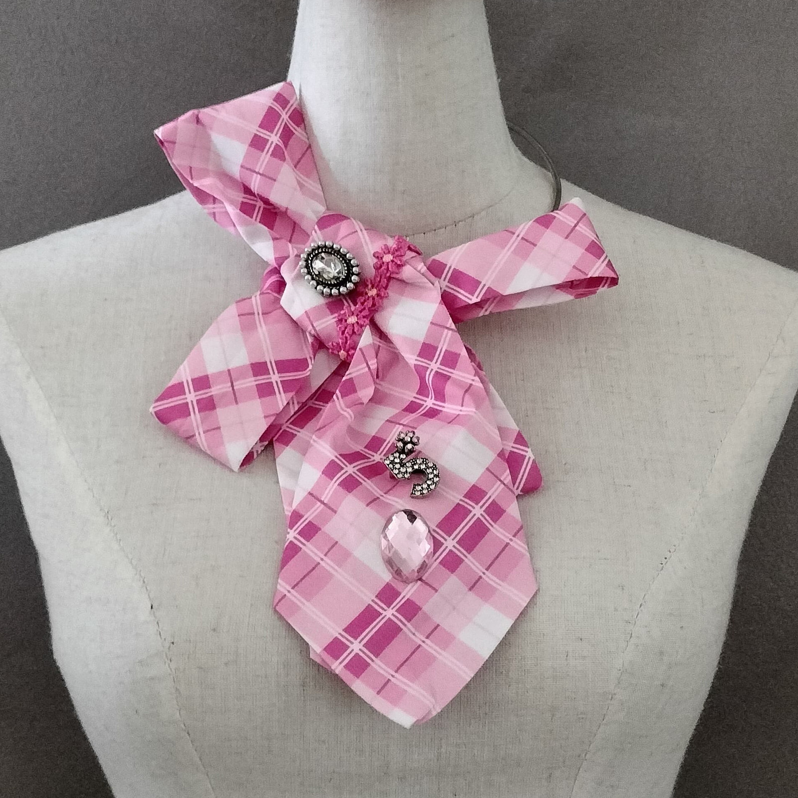 Cravatta Gioiello SILSORÍ: Rosa Scozzese & Fiocco Strass