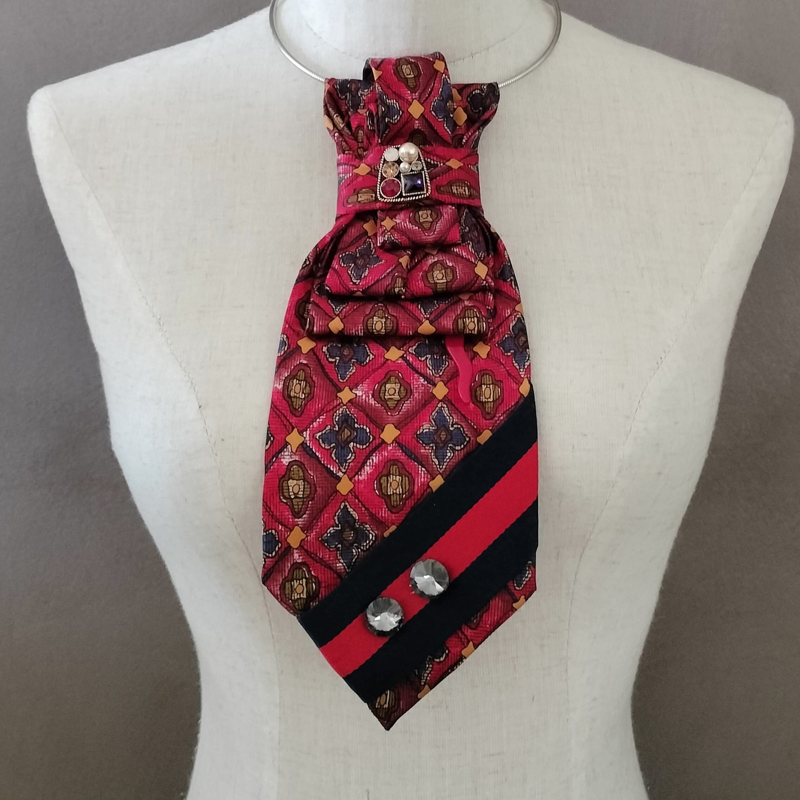 Cravatta Gioiello SILSORÍ: Rosso Rombi, Riga Nera & Cristalli