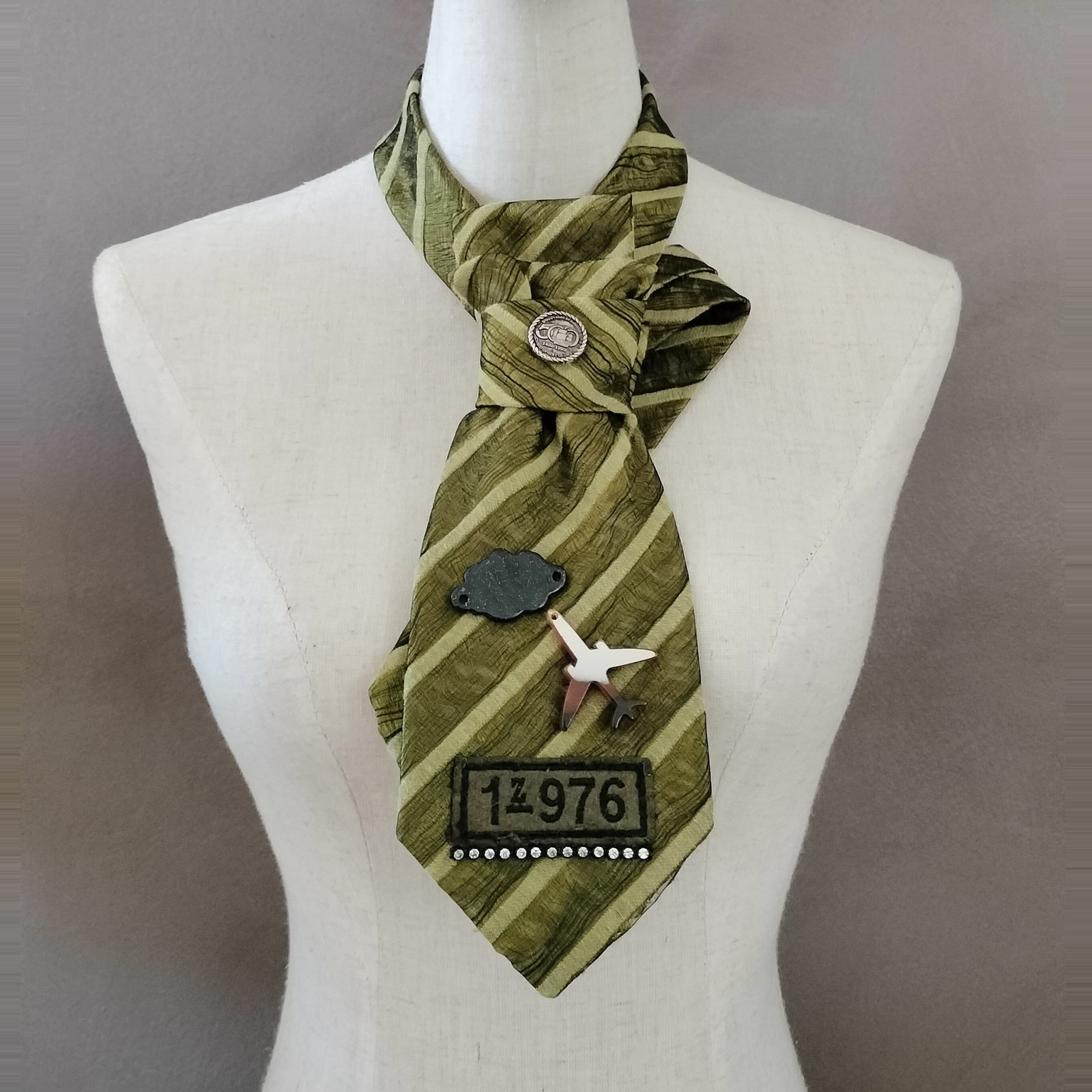 Cravatta Gioiello SILSORÍ: Verde Oliva, Righe & Aereo 1976