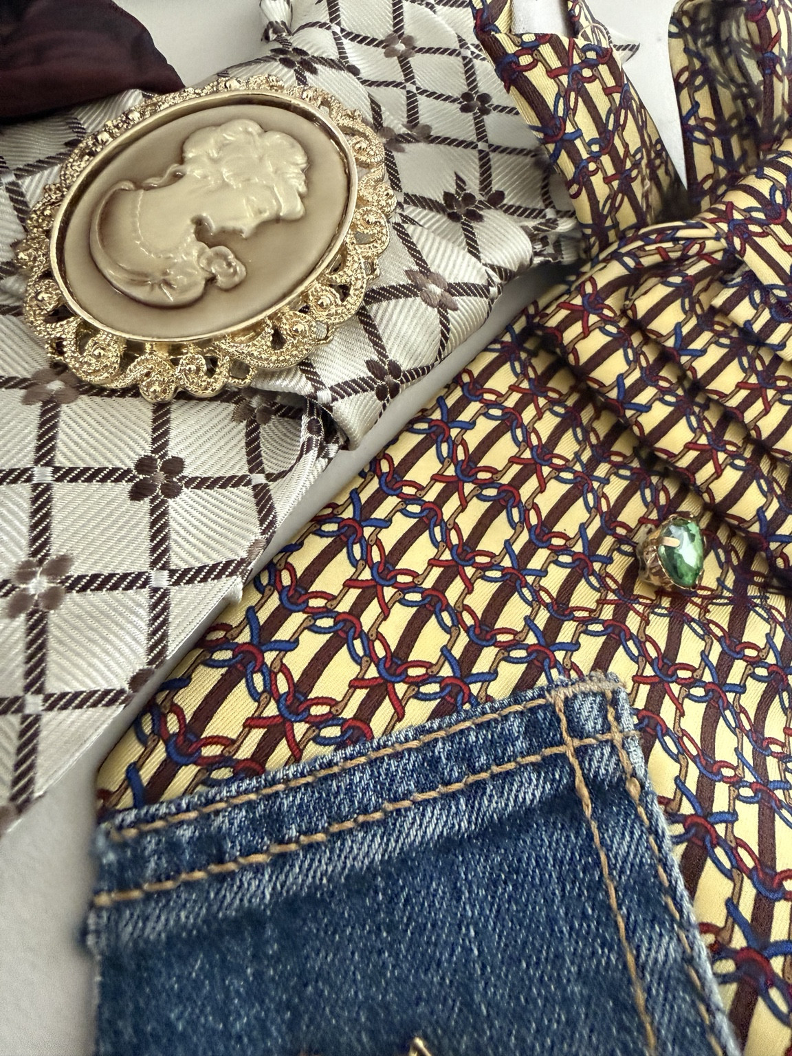 Cammeo e dettagli sartoriali su cravatte SILSORÍ
