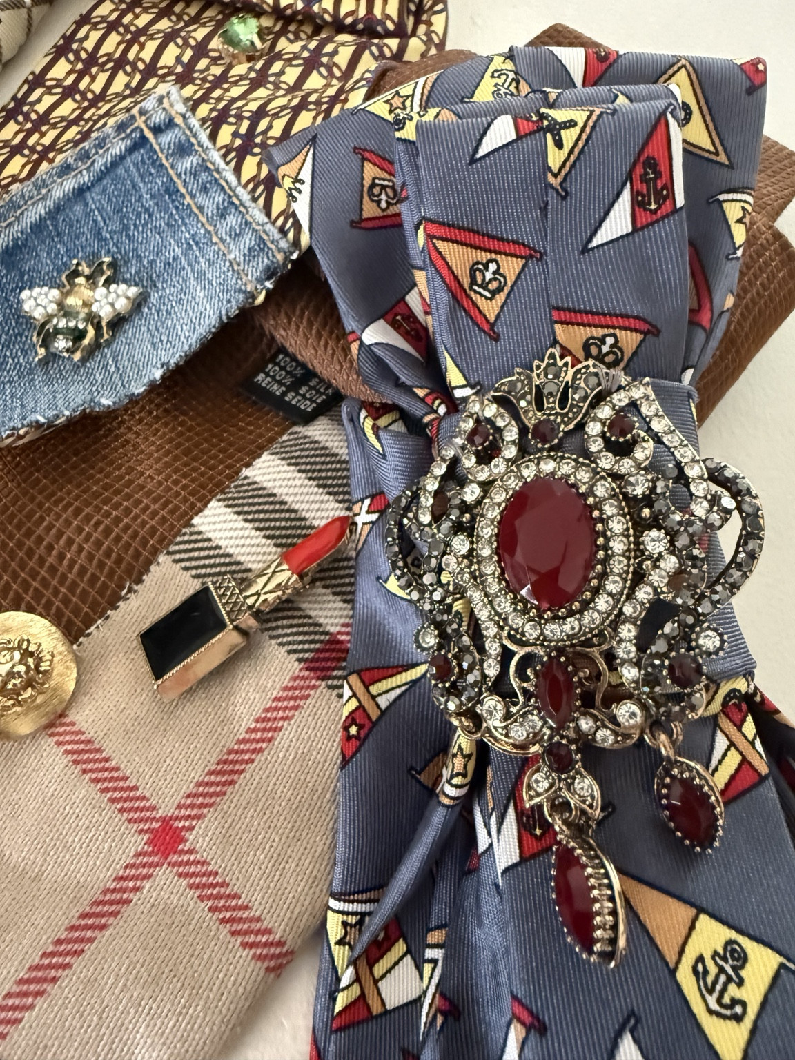 Bijoux color rubino applicato su una cravatta gioiello